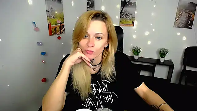 Snapshot of PeppyMia chatting on 5, 11, 2025 PeppyMia online show from 5, 11, 2025