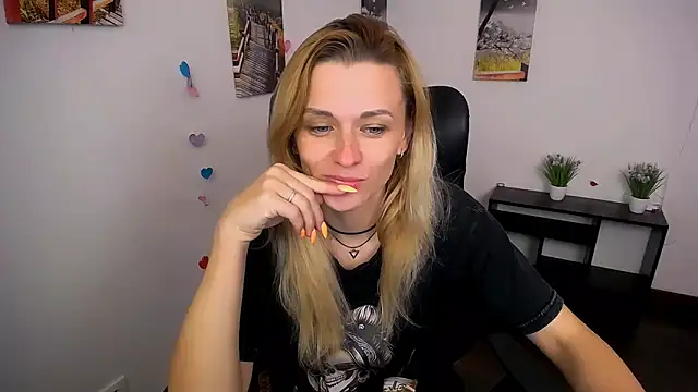 Snapshot of PeppyMia chatting on 15, 10, 2025 PeppyMia online show from 15, 10, 2025