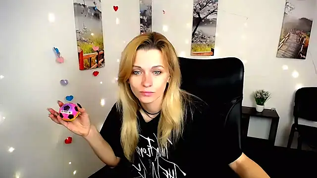 Snapshot of PeppyMia chatting on 4, 11, 2025 PeppyMia online show from 4, 11, 2025