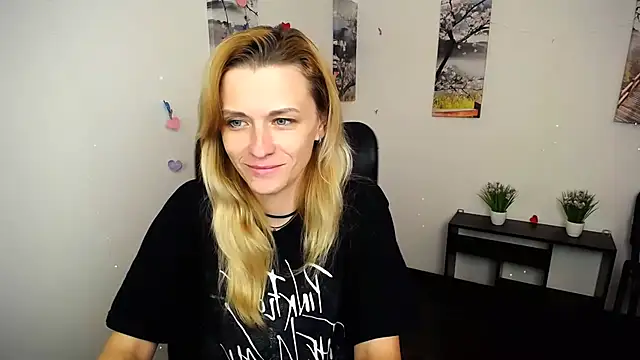 Snapshot of PeppyMia chatting on 28, 10, 2025 PeppyMia online show from 28, 10, 2025