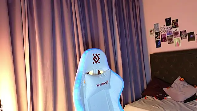 Jesica mooon online show from 9, 11, 2025