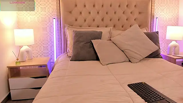 BellaNixs online show from 3, 11, 2025