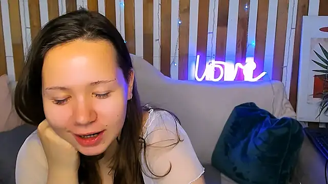 Laura Ellinss online show from 3, 10, 2025