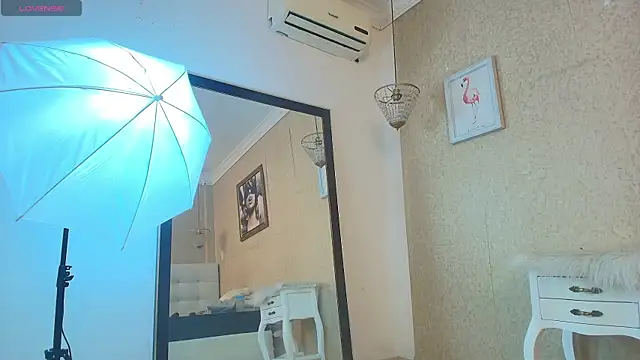 Miladiosa online show from 14, 12, 2025