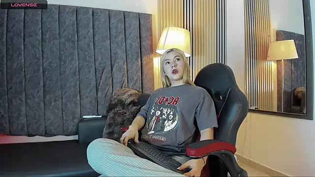 Snapshot of rubby_lux chatting on 21, 11, 2025 rubby lux online show from 21, 11, 2025