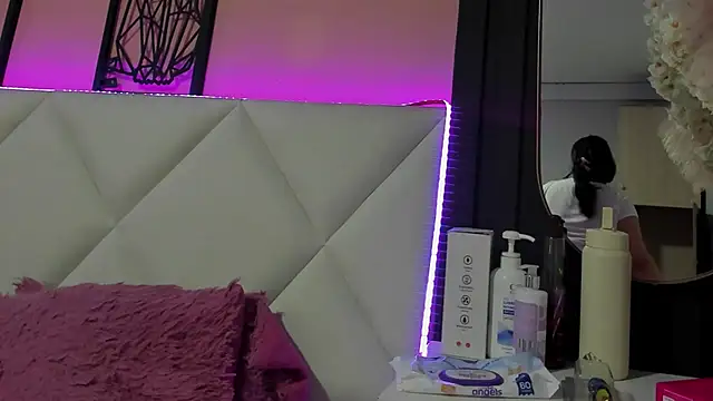 veronica hill  online show from 11, 11, 2025