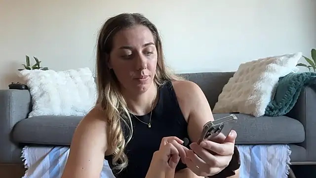 Snapshot of louiseberkeley chatting on 15, 3, 2026 louiseberkeley online show from 15, 3, 2026