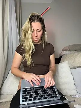 Snapshot of louiseberkeley chatting on 1, 6, 2026 louiseberkeley online show from 1, 6, 2026