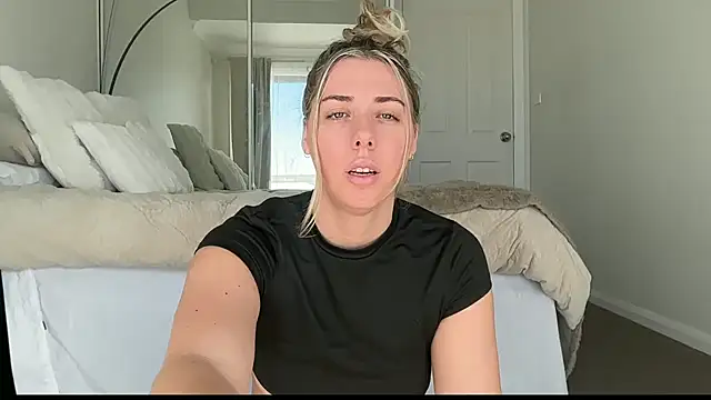 Snapshot of louiseberkeley chatting on 6, 4, 2026 louiseberkeley online show from 6, 4, 2026