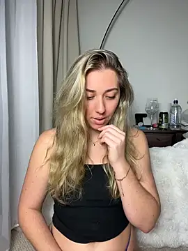 Snapshot of louiseberkeley chatting on 7, 6, 2026 louiseberkeley online show from 7, 6, 2026