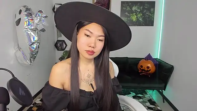 Snapshot of LunaPurrr chatting on 30, 10, 2025 LunaPurrr online show from 30, 10, 2025