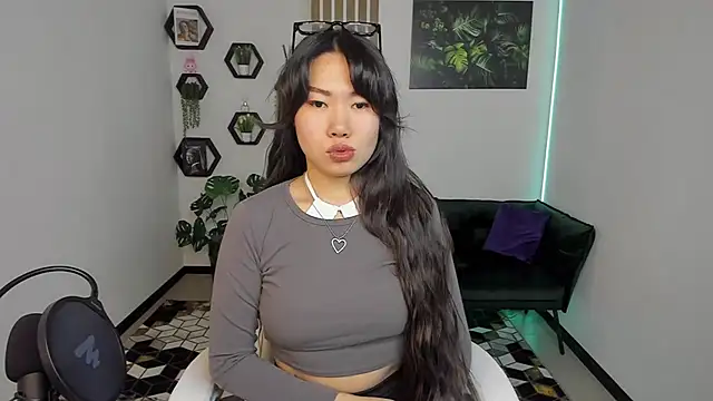 Snapshot of LunaPurrr chatting on 13, 11, 2025 LunaPurrr online show from 13, 11, 2025