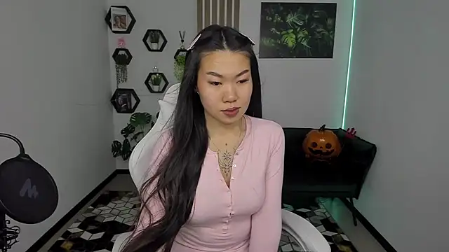 Snapshot of LunaPurrr chatting on 10, 11, 2025 LunaPurrr online show from 10, 11, 2025