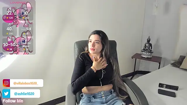 MiaVillalobos online show from 11, 10, 2025