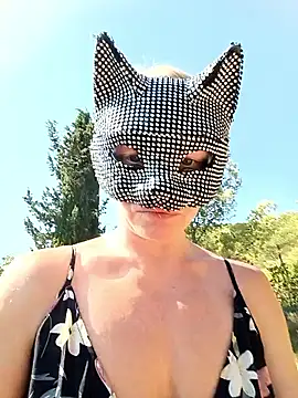 Snapshot of HotWife_VR chatting on 17, 6, 2026 HotWife VR online show from 17, 6, 2026