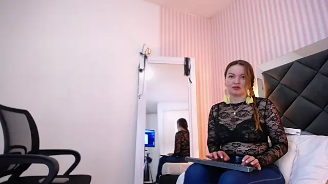 ViictoriaJones  online show from 6, 11, 2025