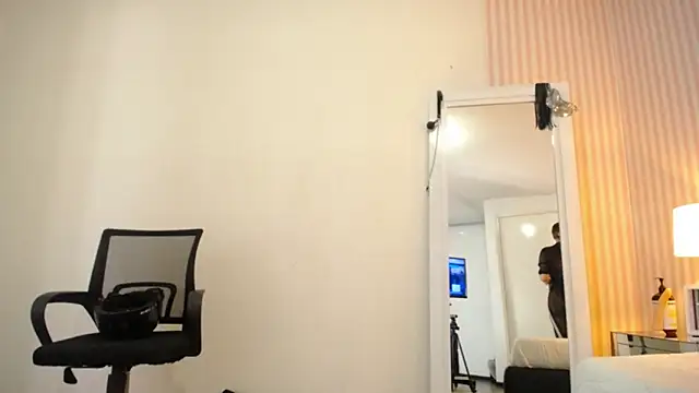 ViictoriaJones  online show from 12, 11, 2025