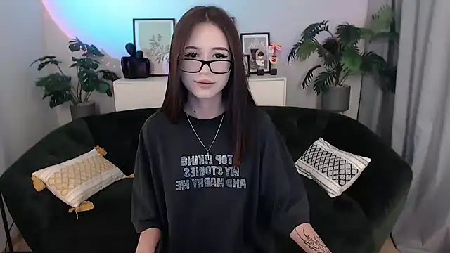 Snapshot of BlackEyesGirl chatting on 8, 10, 2025 BlackEyesGirl online show from 8, 10, 2025