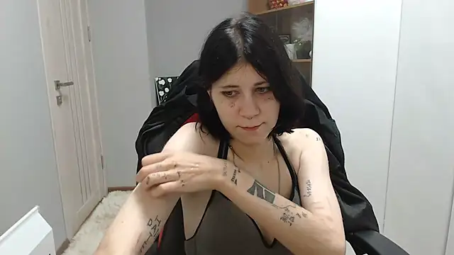 TinaQuiin online show from 28, 9, 2025