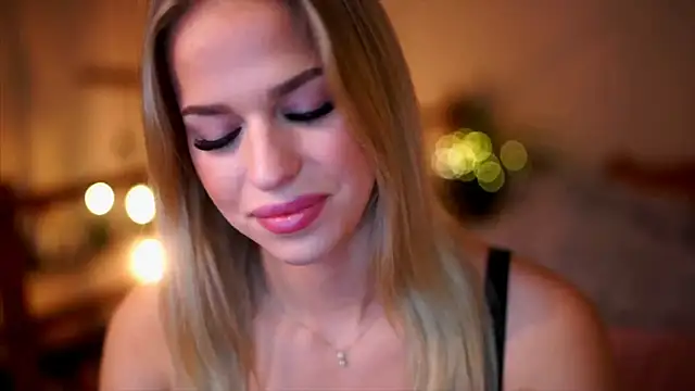 Snapshot of Emilyvanroessel chatting on 3, 10, 2025 Emilyvanroessel online show from 3, 10, 2025