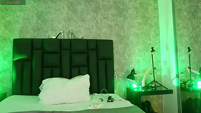 crystaldarliing online show from 15, 4, 2026