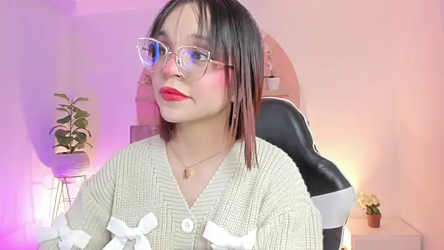 Snapshot of Clara_Luu chatting on 10, 5, 2026 Clara Luu online show from 10, 5, 2026