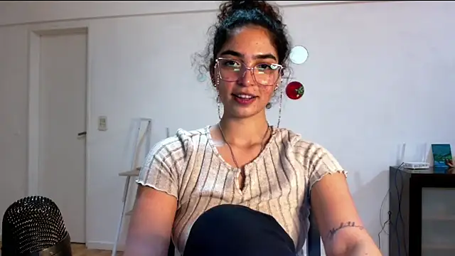 Snapshot of Ariagal chatting on 9, 10, 2025 Ariagal online show from 9, 10, 2025
