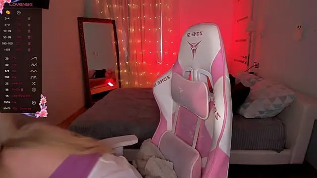 AnyaTaylor  online show from 6, 11, 2025