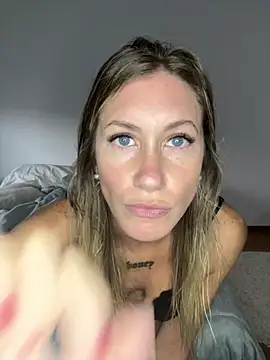 caritadeangellll online show from 22, 4, 2026