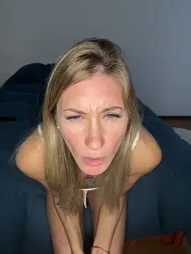Snapshot of caritadeangellll chatting on 8, 6, 2026 caritadeangellll online show from 8, 6, 2026