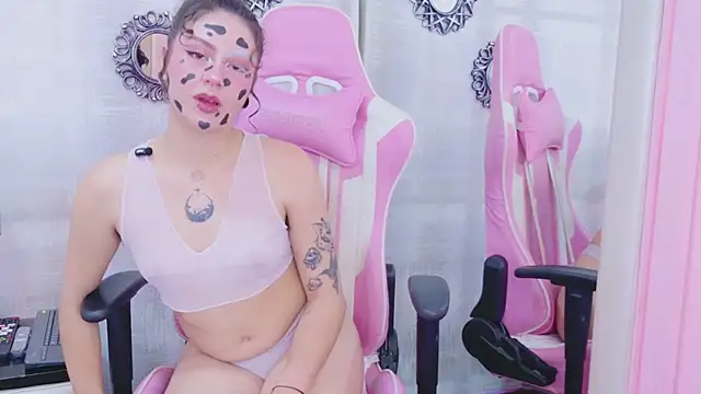 Snapshot of AtheneaCross chatting on 17, 10, 2025 AtheneaCross online show from 17, 10, 2025