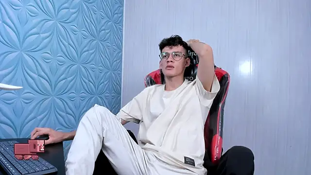 Snapshot of LittleMax23 chatting on 19, 10, 2025 LittleMax23 online show from 19, 10, 2025