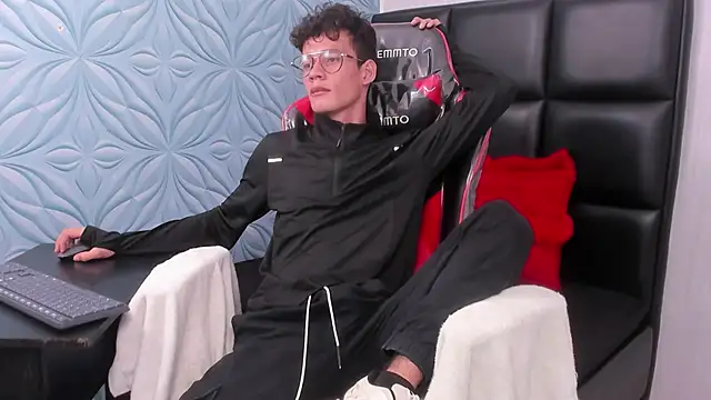 Snapshot of LittleMax23 chatting on 28, 11, 2025 LittleMax23 online show from 28, 11, 2025