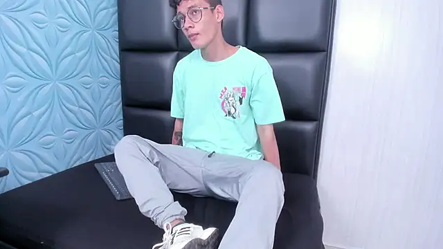 Snapshot of LittleMax23 chatting on 22, 11, 2025 LittleMax23 online show from 22, 11, 2025