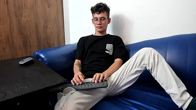 Snapshot of LittleMax23 chatting on 4, 11, 2025 LittleMax23 online show from 4, 11, 2025