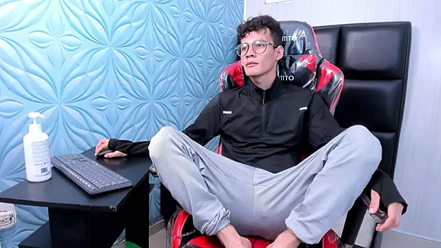 Snapshot of LittleMax23 chatting on 11, 11, 2025 LittleMax23 online show from 11, 11, 2025