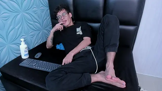 Snapshot of LittleMax23 chatting on 21, 11, 2025 LittleMax23 online show from 21, 11, 2025