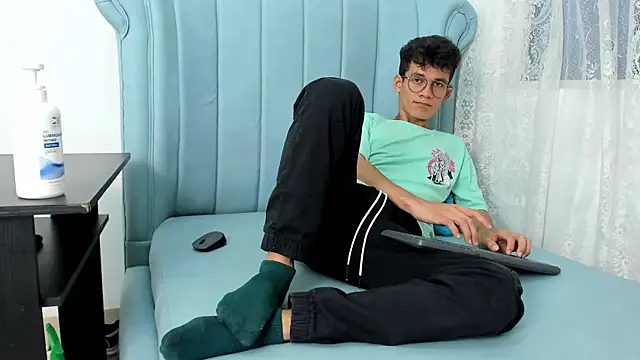 Snapshot of LittleMax23 chatting on 27, 11, 2025 LittleMax23 online show from 27, 11, 2025