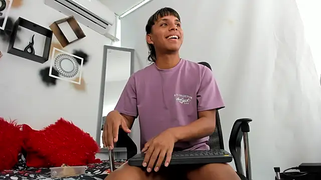 Snapshot of tyler_twink_boy chatting on 16, 11, 2025 tyler twink boy online show from 16, 11, 2025