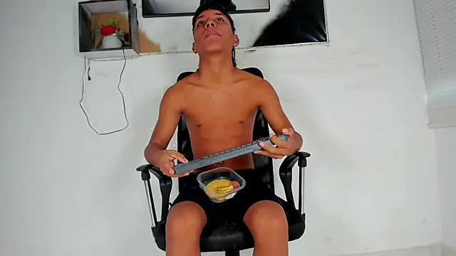 Snapshot of tyler_twink_boy chatting on 6, 11, 2025 tyler twink boy online show from 6, 11, 2025