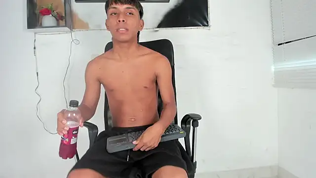 Snapshot of tyler_twink_boy chatting on 14, 10, 2025 tyler twink boy online show from 14, 10, 2025