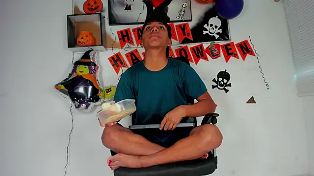 Snapshot of tyler_twink_boy chatting on 28, 10, 2025 tyler twink boy online show from 28, 10, 2025