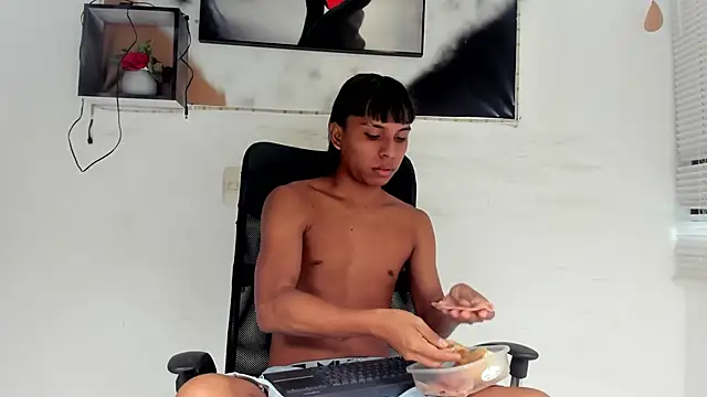 Snapshot of tyler_twink_boy chatting on 28, 11, 2025 tyler twink boy online show from 28, 11, 2025