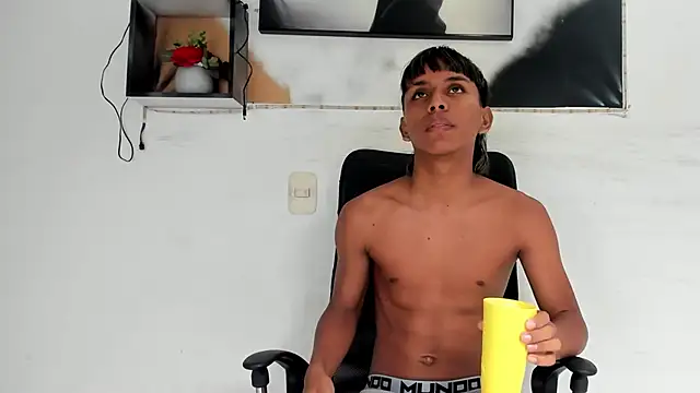 Snapshot of tyler_twink_boy chatting on 15, 11, 2025 tyler twink boy online show from 15, 11, 2025