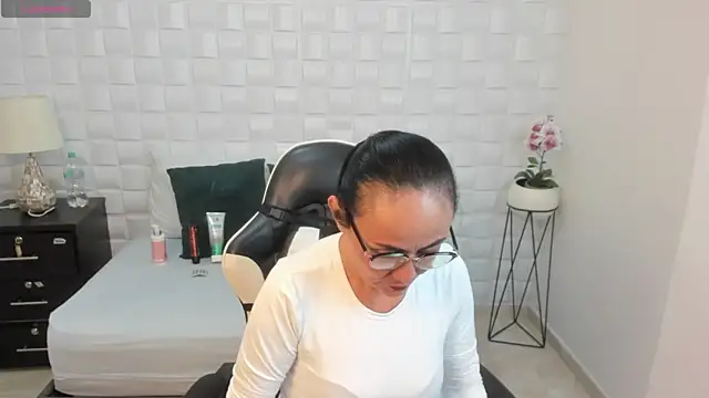 yulitza1025 online show from 17, 1, 2026