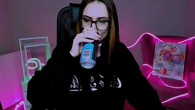 Snapshot of olivianorton chatting on 25, 11, 2025 olivianorton online show from 25, 11, 2025