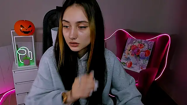 Snapshot of olivianorton chatting on 28, 10, 2025 olivianorton online show from 28, 10, 2025