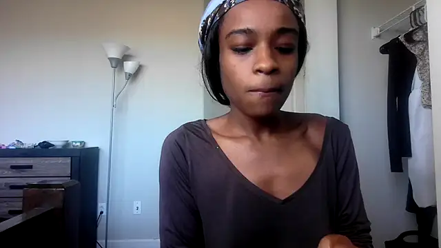 Snapshot of Marlowlovee chatting on 24, 10, 2025 Marlowlovee online show from 24, 10, 2025