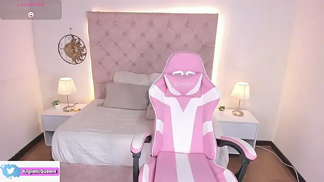 Snapshot of Sarajames chatting on 2, 10, 2025 Sarajames online show from 2, 10, 2025