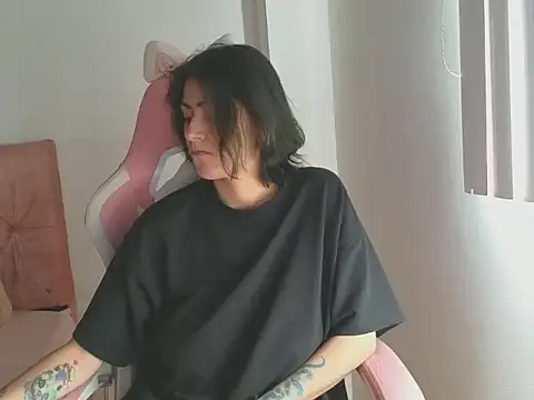 Snapshot of Crystal_Star_ chatting on 21, 11, 2025 Crystal Star online show from 21, 11, 2025